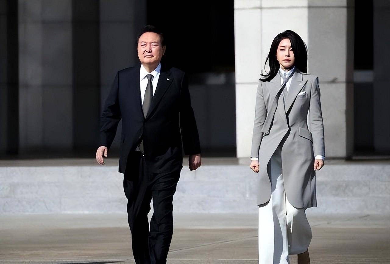 尹锡悦夫人访美时装秀引发文化与审美争议
