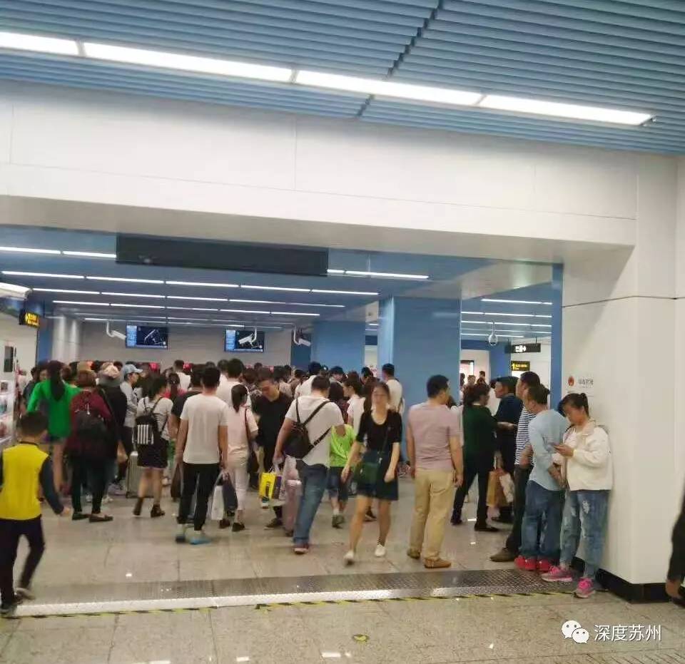 五一假期火车站迎客运高峰堪比春运