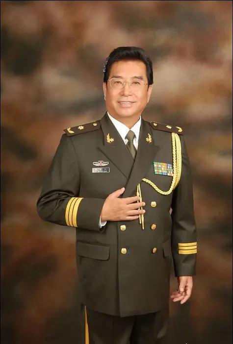 李双江艺术生涯与岁月交响，84岁风采依旧的艺术家身影