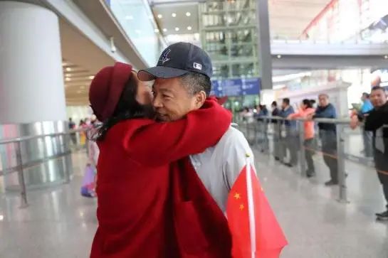 首架接返苏丹撤离中国公民航班抵达北京，归途中的感动与骄傲时刻