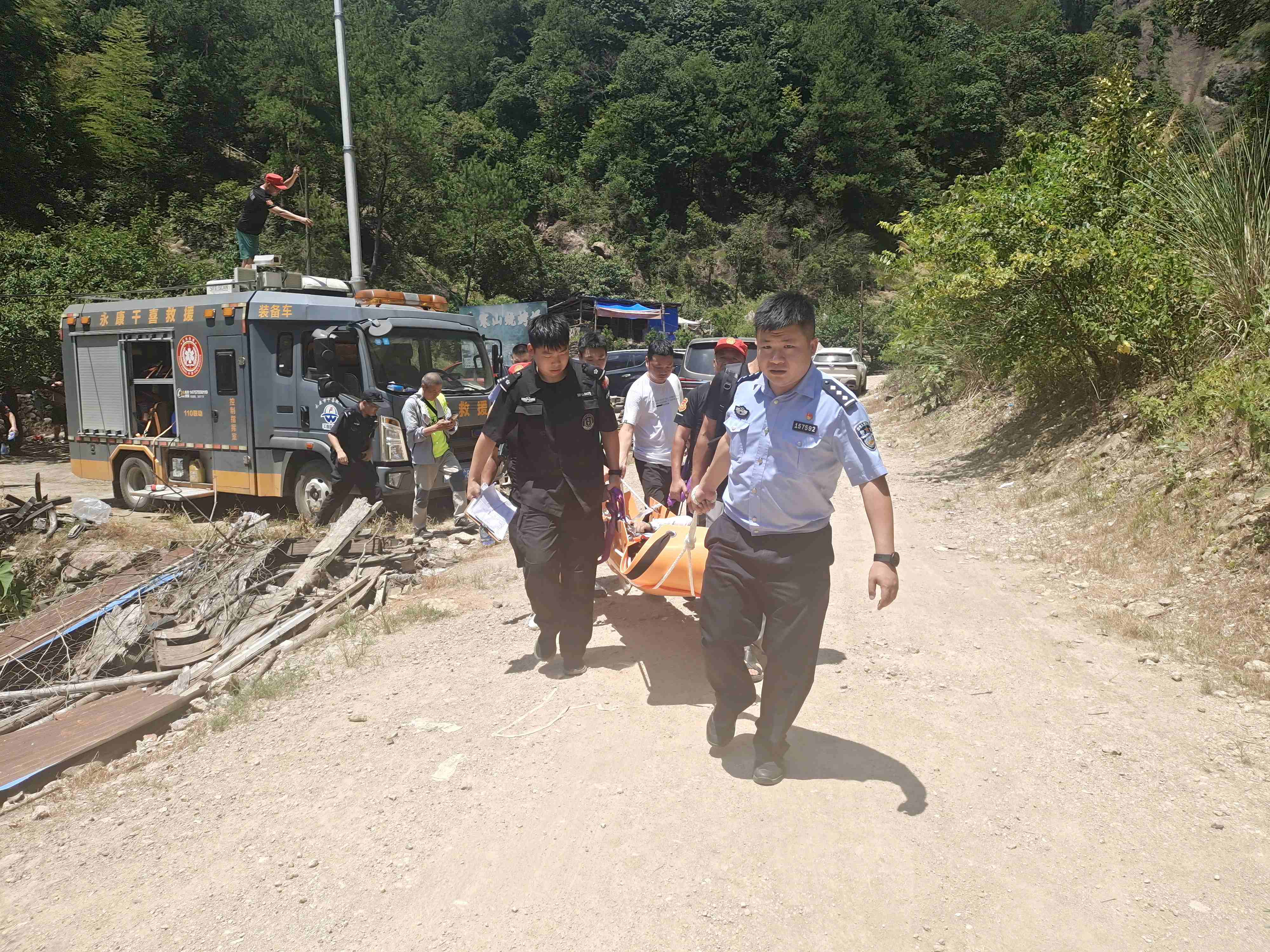 游客受伤遇巡山小妖，暖心救助安全归途