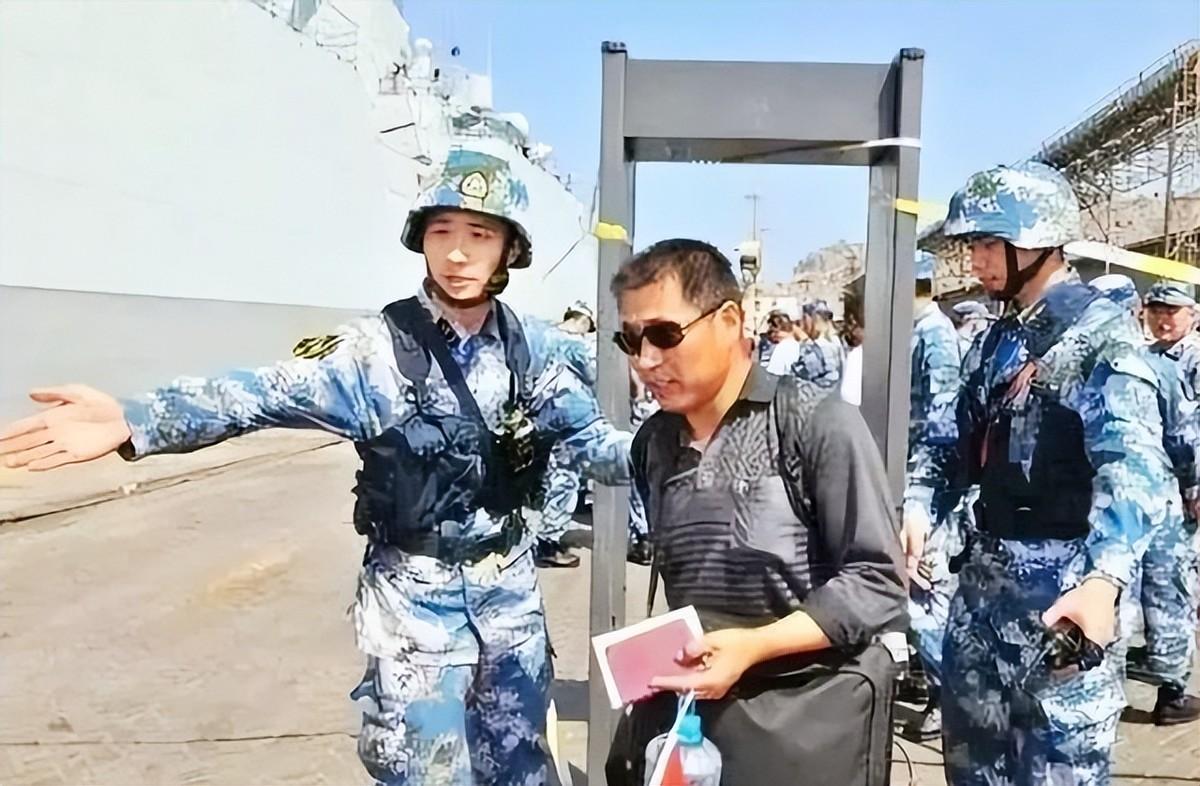 海军撤侨现场，安全抵达，心系民众