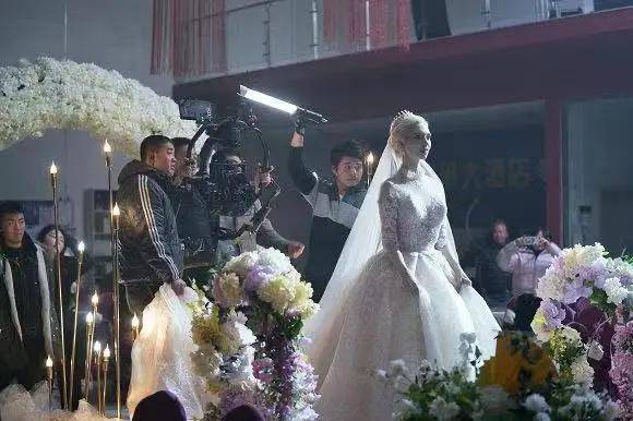 巴西传奇故事，市长迎娶年轻选美皇后，年龄相差悬殊的婚姻引发关注