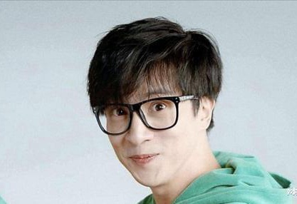 薛之谦乘坐高铁，时代变迁与个人奋斗的交汇点