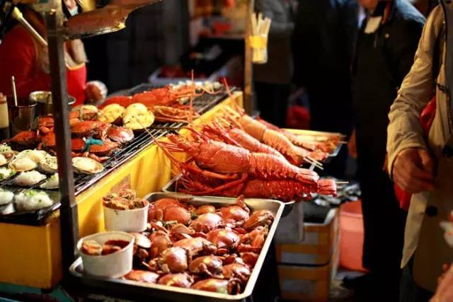 四川知名美食店遭遇鬼秤风波，诚信经营面临挑战