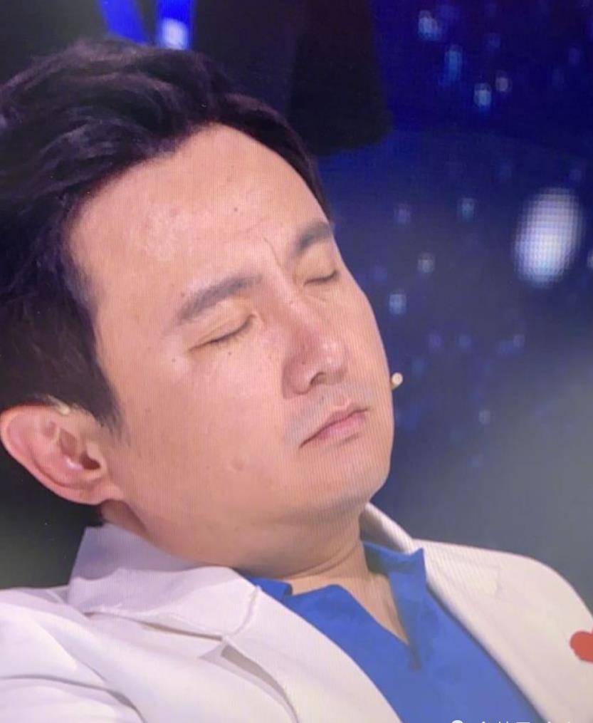 沈腾活动现场意外入睡，背后的疲惫故事引人关注