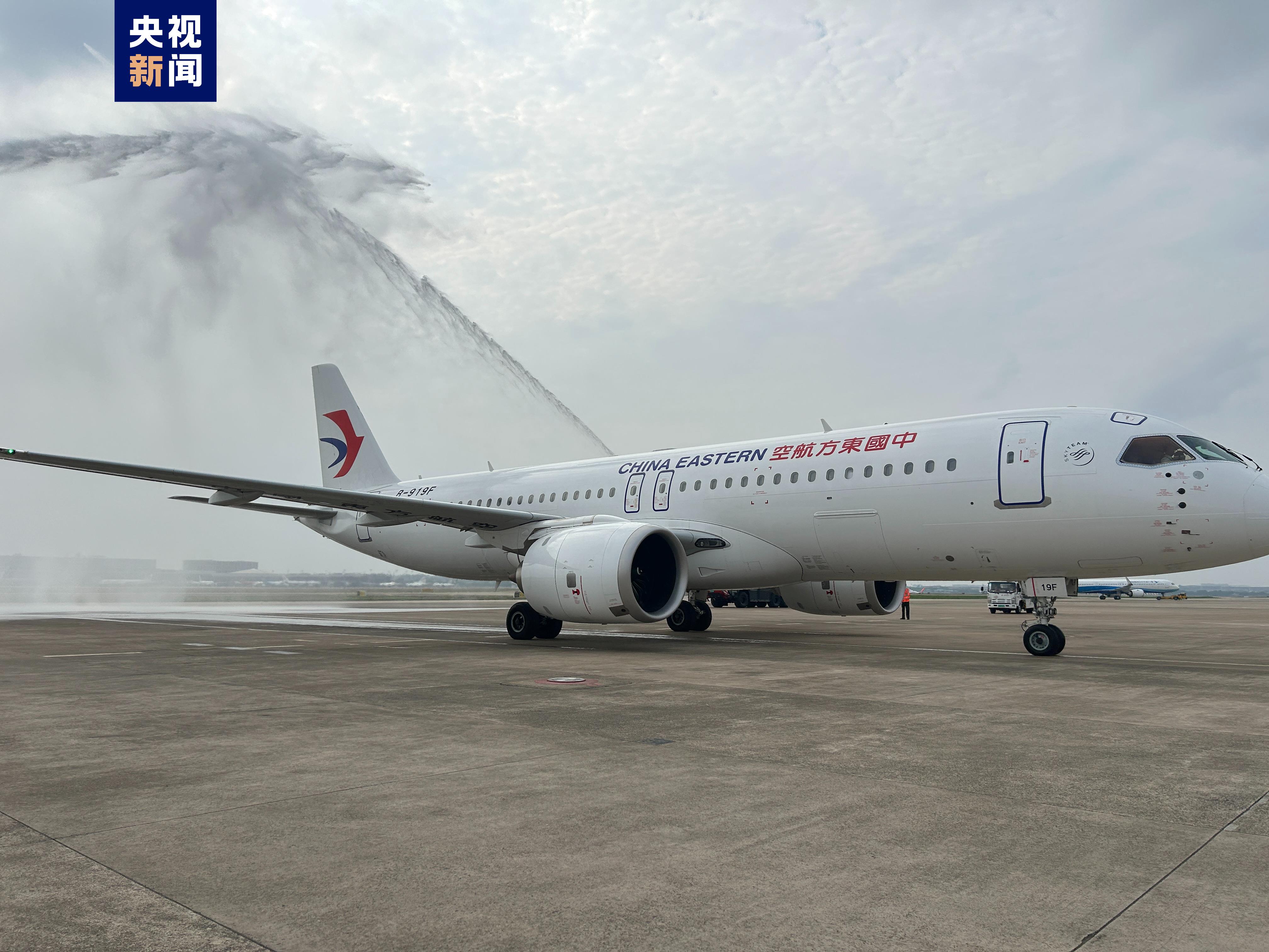 C919商业首航首排乘客见证里程碑时刻，中国航空工业的探索之旅