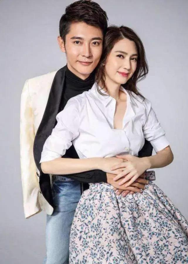洪欣张丹峰夫妻档再现魅力，合体直播引热议