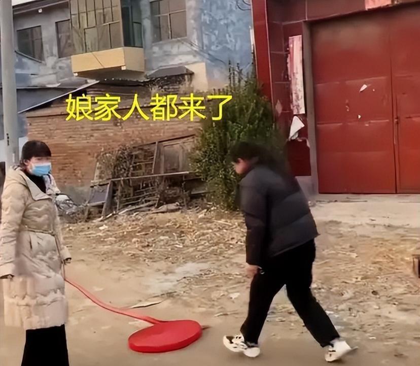 娘家人独特庆祝方式，女子离婚后放鞭炮订蛋糕纪念特殊时刻