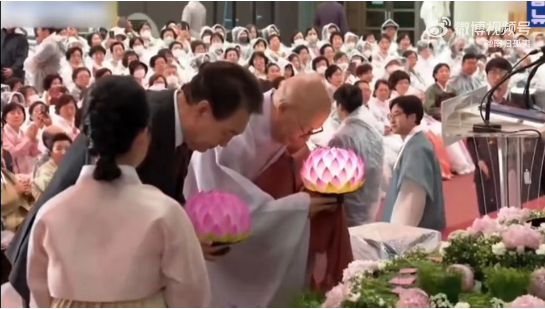 尹锡悦向佛像献灯，微妙启示中的花灯瞬间熄灭