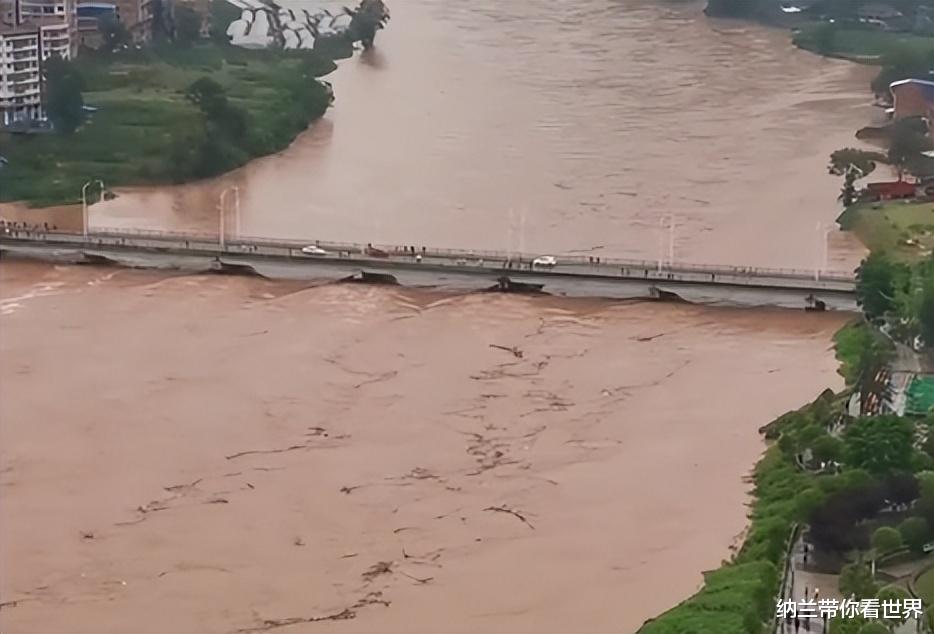 四川达州暴雨引发车辆危机，应对驾驶位被淹没的挑战