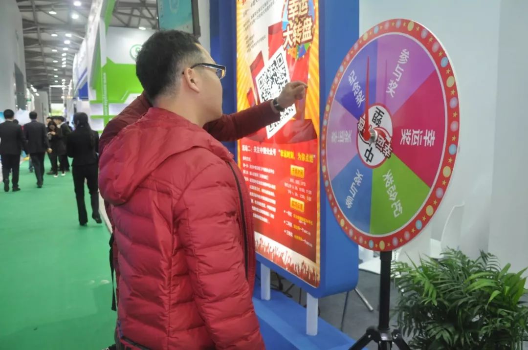 大连大学食堂惊现彩票机，校园幸运转盘启动