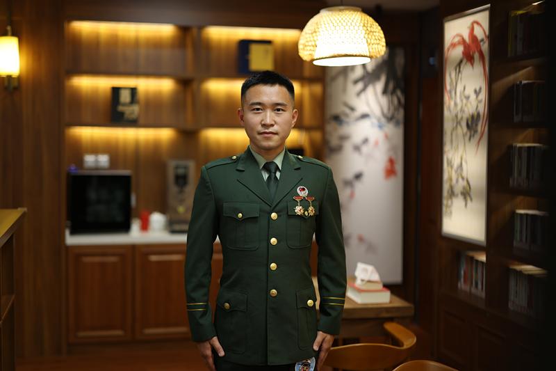 小伙COS特种兵站岗引发争议，背后的故事与深思