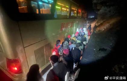 重庆客运大巴遭遇落石袭击，救援行动紧急展开（标题简洁明了）