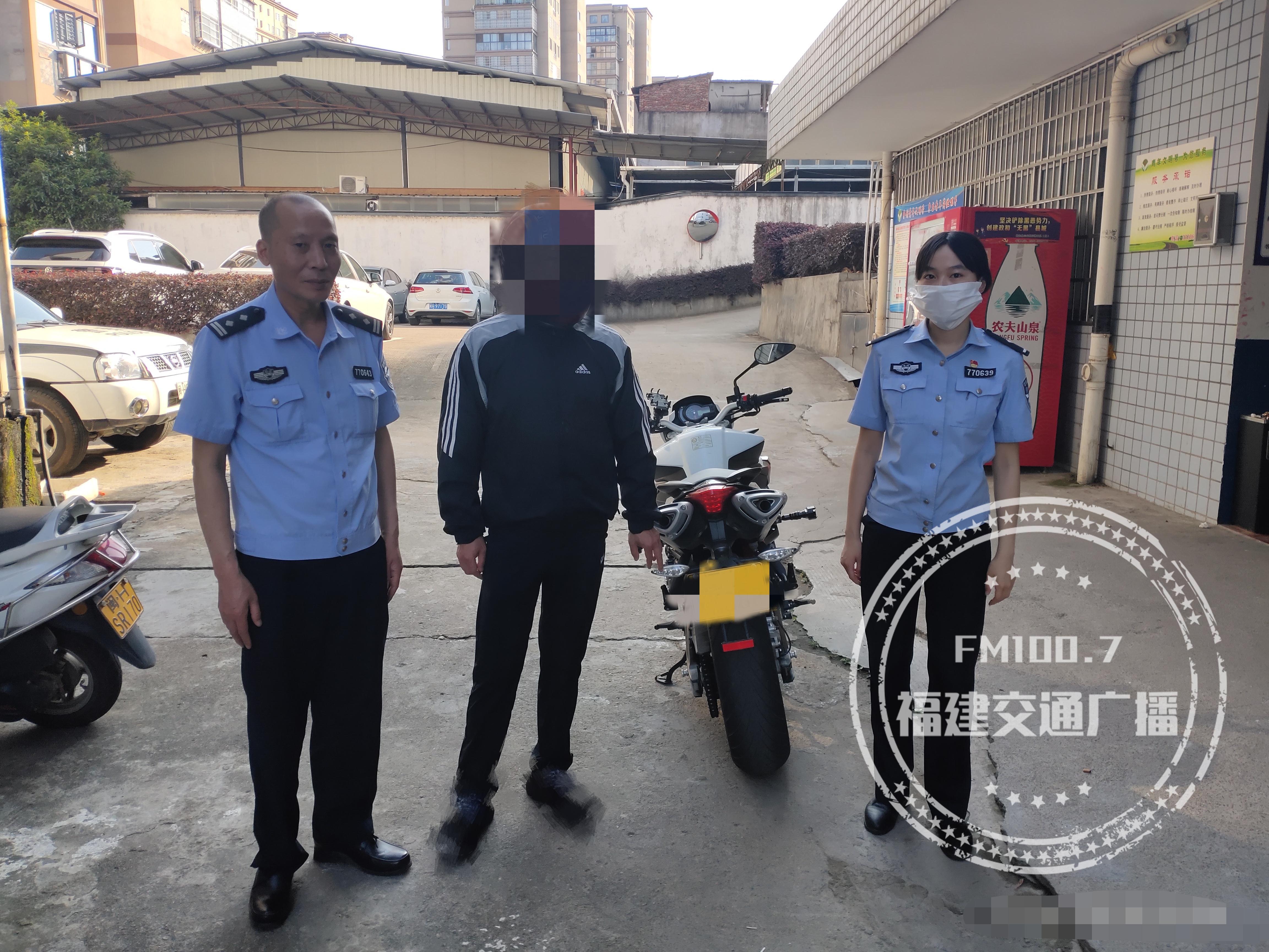 女子骑车神走位撞上行驶车辆，交通安全意识缺失引发关注与反思
