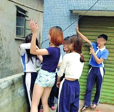 校园暴力事件曝光，女孩遭五名学生天台暴力袭击