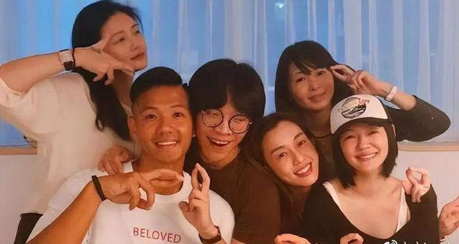 陈建州与Selina节目现场深情亲吻瞬间曝光