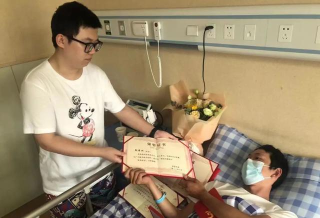 跳江救人小哥回应求婚喊话，英雄之举与真情交汇