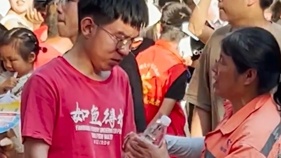 环卫母亲与高考后儿子的深情相拥，爱与奋斗的美好瞬间