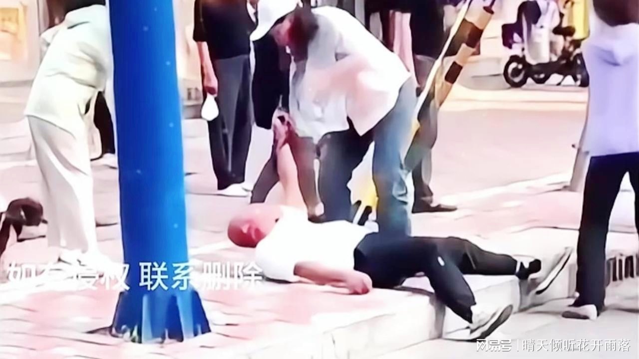 女子公共场合暴力对待老人事件，社会必须敲响警钟
