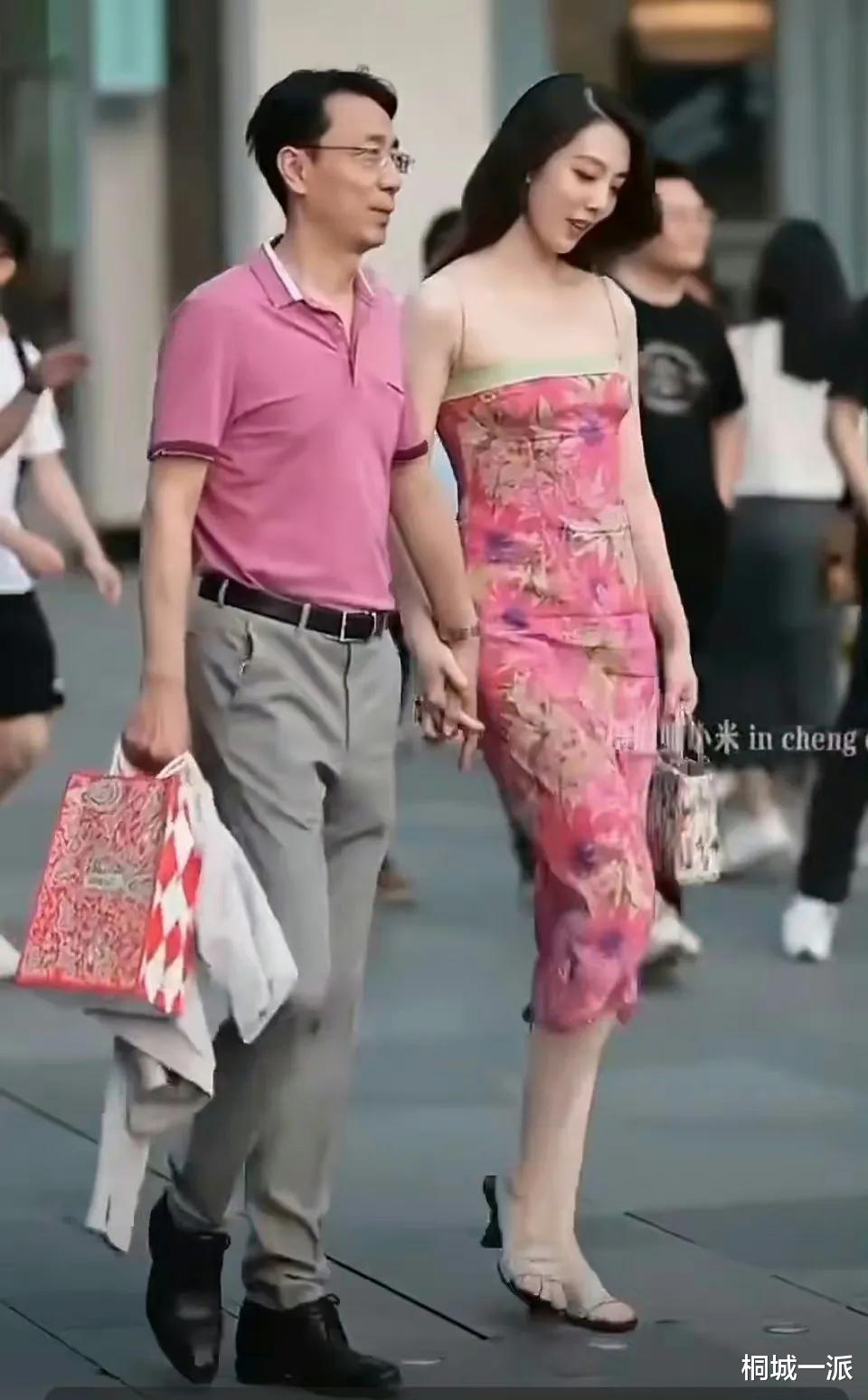 太古里街拍模仿秀，现象级热潮背后的牵手门探究