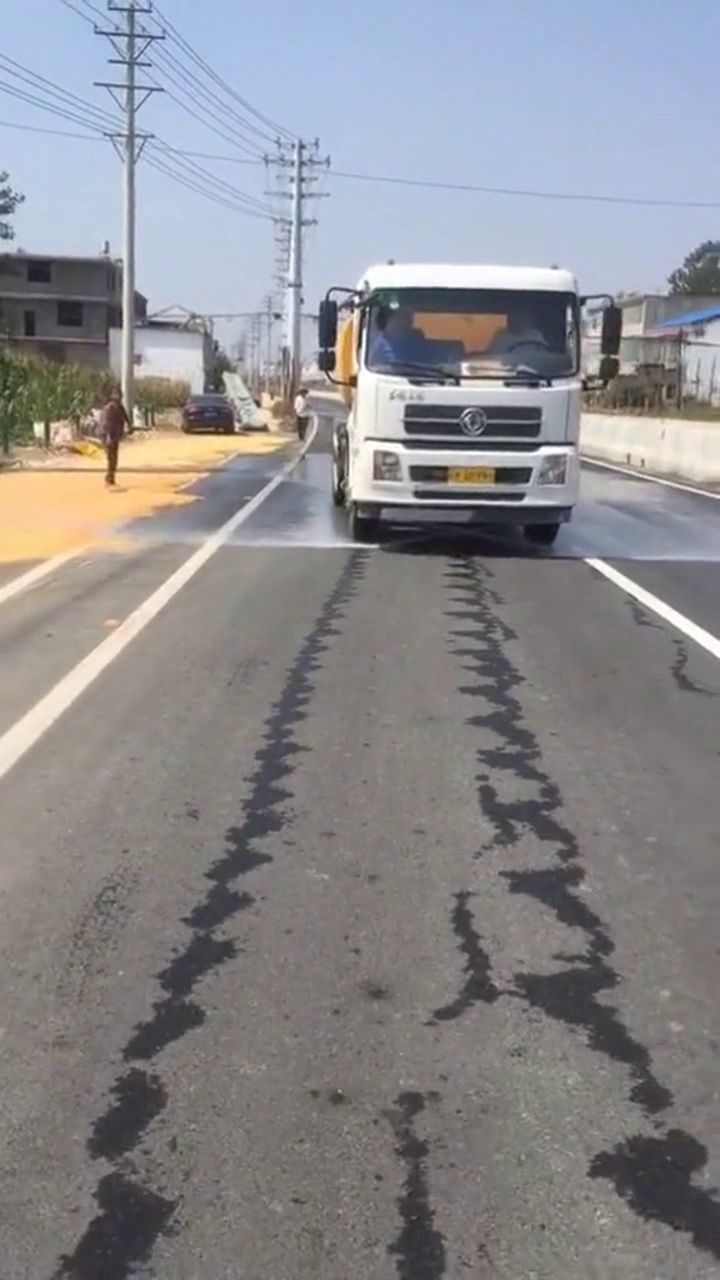 路边晒粮遭洒水车冲刷，环卫局回应背后的真相揭秘