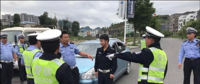 民警体验电子脚镣，实地感受痛苦与挑战