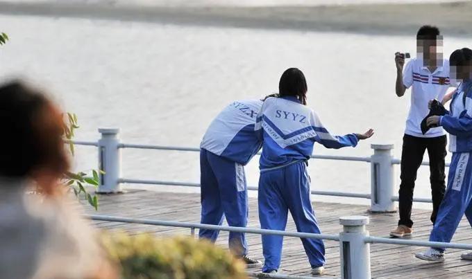 中学男生遭女生泼开水事件引发校方坚决回应，维护校园安全，严惩肇事者