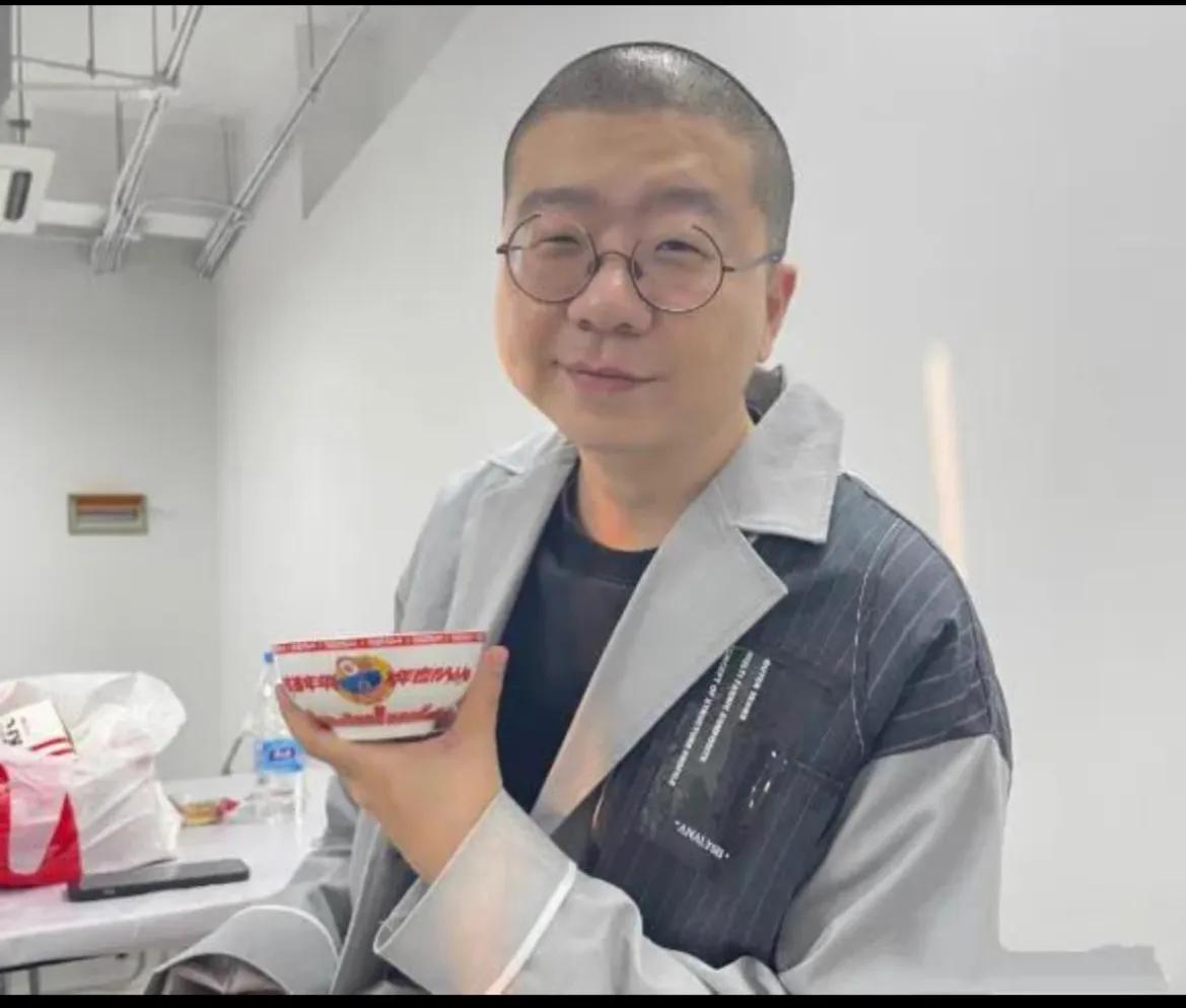 胡锡进评复旦研究生败诉事件，道德与法律红线交汇之处——嫖娼行为的深度探讨