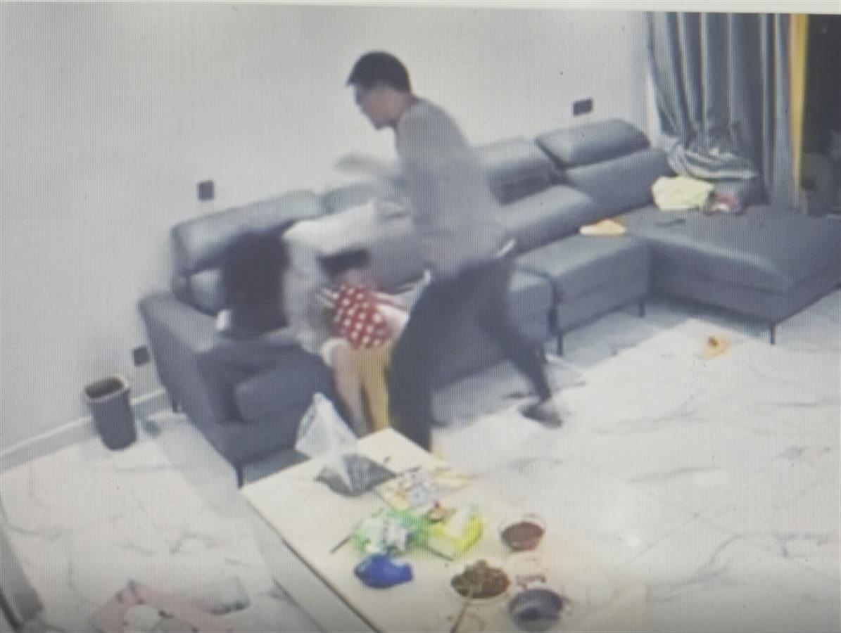 国企牵手门事件后续，涉事领导被免职，女子停职，事件反思与展望