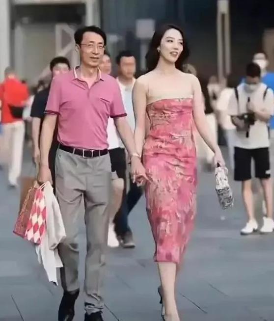 揭秘牵手门事件，女子神秘包包背后的真相