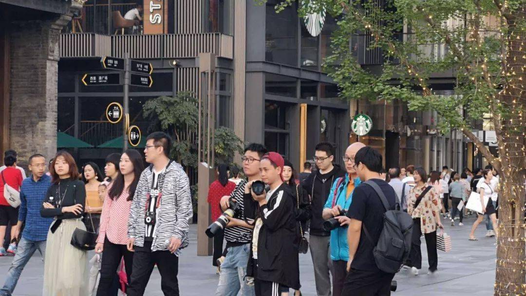太古里街拍禁令背后的真相揭秘，旧图引发新一轮讨论