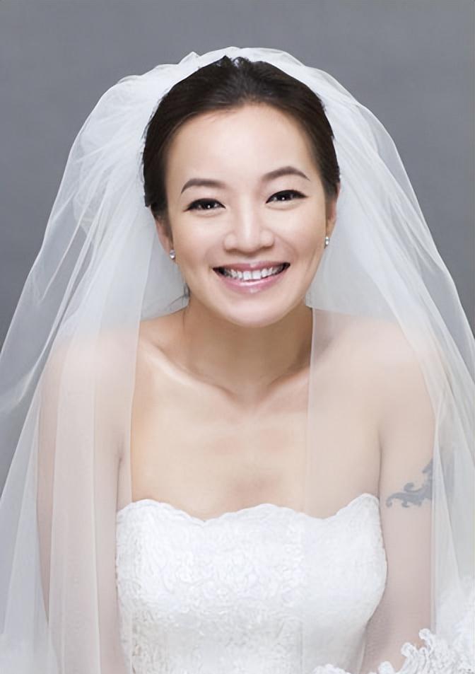 阿雅坚决否认吸毒传闻，真相背后的故事揭秘