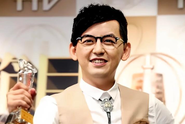 台媒爆料黄子佼家中自残引发关注，公众人物心理健康之路探讨