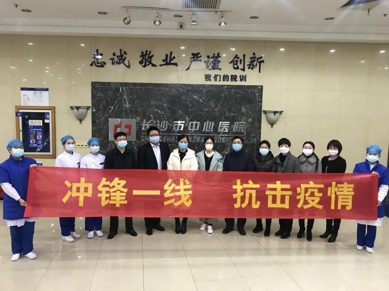 护士与民警接力救援重伤女子，展现人间真情大爱瞬间