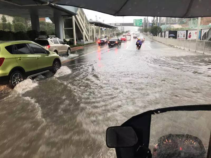 贵阳暴雨引发局部积水危机，部分地区积水量逼近车顶