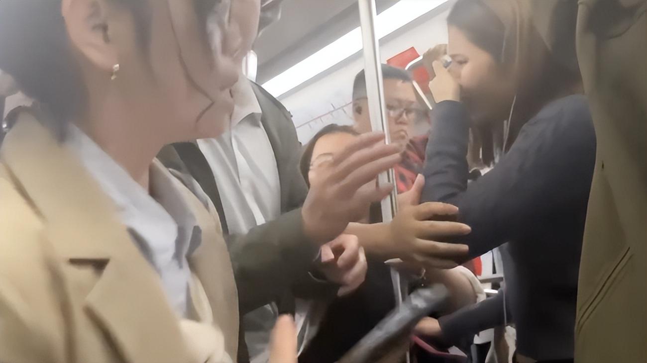 地铁回应光膀男子疑似猥亵女乘务员事件，公众关注与道德责任的交织考量
