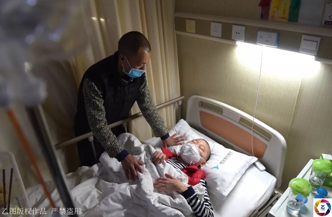 孙子探病重爷爷泪洒医院，亲情牵动人心