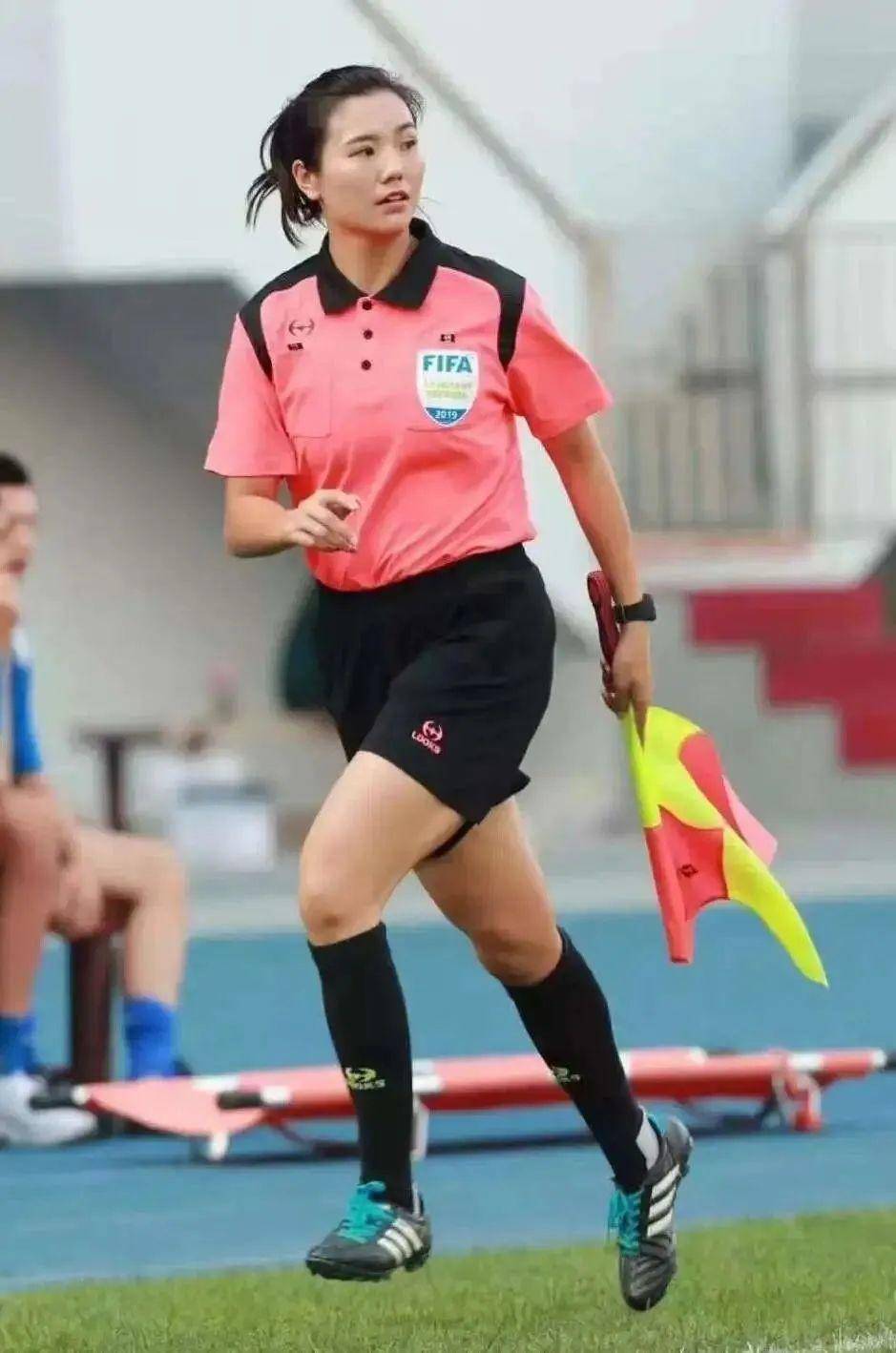 村超女裁判场外颠球秀，足球魅力与女性风采的璀璨融合