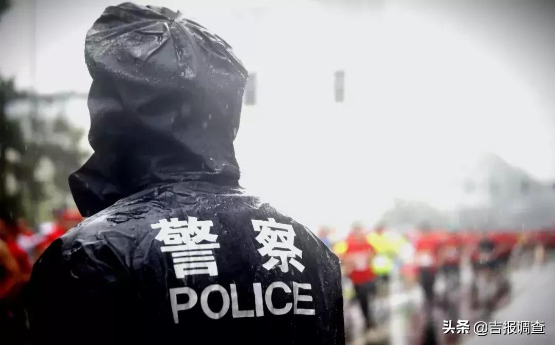 警察爸爸护学路上的礼物故事