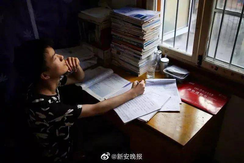 逆风翻书页，残障少年勇夺冠军，小风扇见证励志之旅