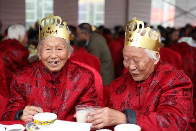 山东一村庄举办百米长寿盛宴，260位老人共庆长寿奇缘