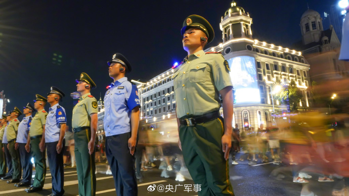 端午假期武警筑起拉链式人墙，守护平安的坚定力量