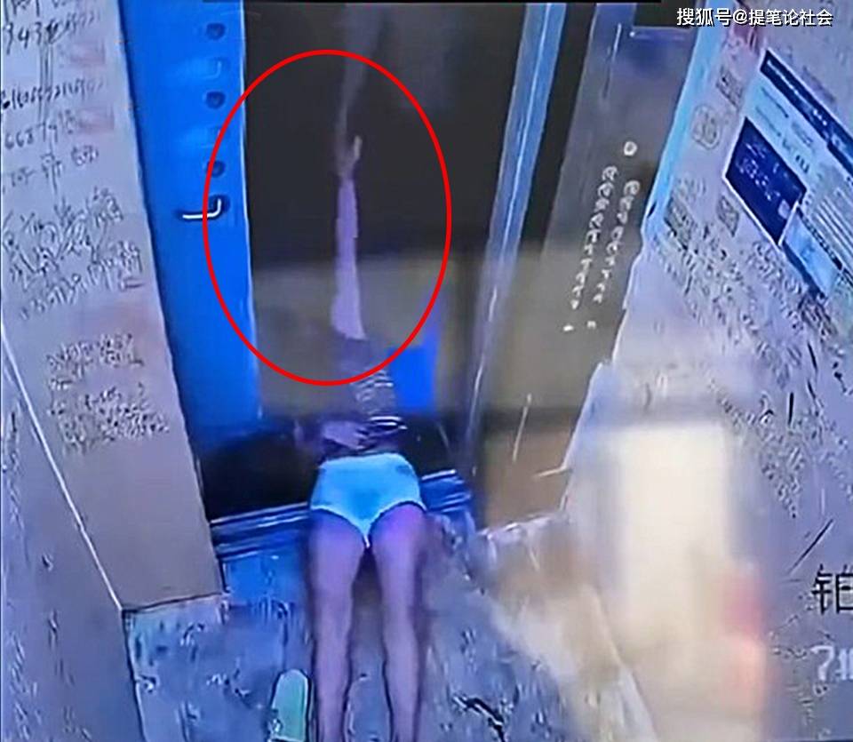警方回应女子疑遭家暴被拖进电梯事件，真相与行动至关重要
