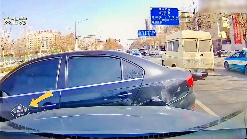 公务车强行变道引发刮蹭事件，责任方全责引发关注