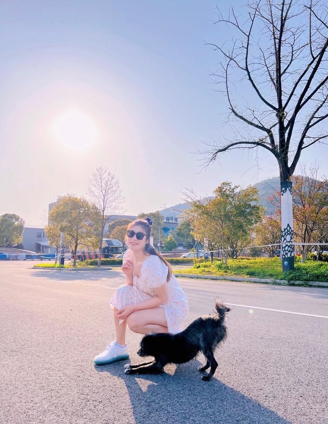 李梦与女篮队友合照，携手共筑胜利辉煌篇章