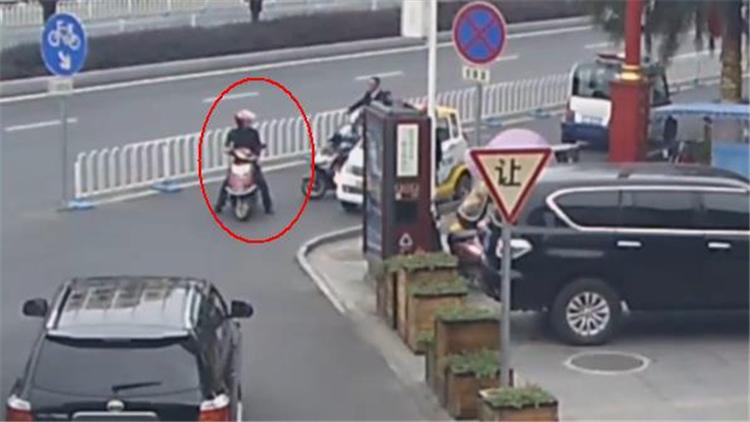 四川车辆冲卡事件，警察开枪示警的背后真相揭秘