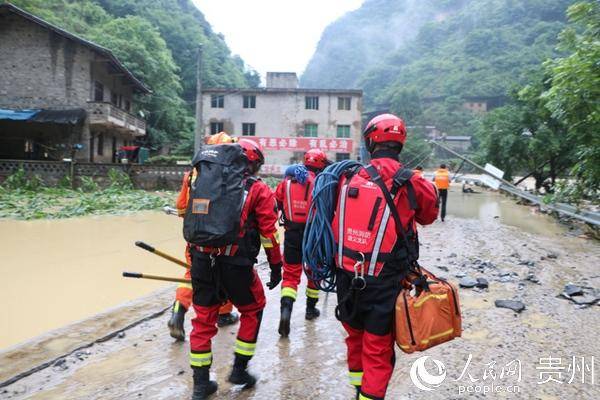 日本连降大雨引发洪水，紧急救援行动启动，数百居民被困