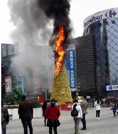 烧烤店爆炸目击记，巨响后浓烟弥漫