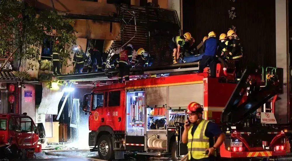 烧烤店爆炸事故，九名责任人被控制，事故调查展开